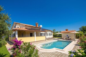 Casa estándar, 3 habitaciones, microondas (Villa Casa Berton – Heated) | Piscina | Una piscina al aire libre de temporada