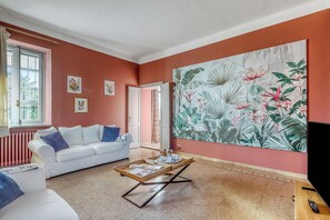 Familienvilla, Mehrere Schlafzimmer, 2 Bäder (Villino Maria private garden&relax) | Wohnbereich | 21-Zoll-Smart-TV mit Kabelempfang