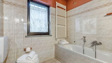 Biệt thự dành cho gia đình, nhiều phòng ngủ, 2 phòng tắm (Villino Maria private garden&relax) | Phòng tắm | Vòi sen/bồn tắm kết hợp, chậu vệ sinh/vòi rửa, khăn tắm, xà phòng