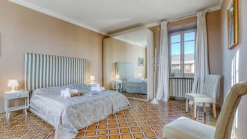 4 bedrooms, iron/ironing board, free WiFi, bed sheets