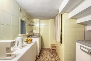 Fridge, oven, stovetop, dishwasher - Villino Maria Private Garden&relax (Angera)