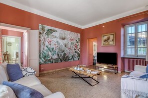 Family Villa, Multiple Bedrooms, 2 Bathrooms (Villino Maria private garden&relax) | Living area | 21-inch Smart TV with cable channels - Villino Maria Private Garden&relax (Angera)