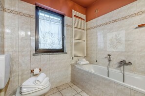 Bañera con ducha, bidet, toallas, jabón