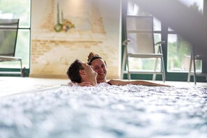 Huis | Zwembad | Een binnenzwembad en een buitenzwembad