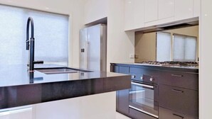 Unclassified image, 4 of 16, button - Lovely 3BR Home Near Metro Station (Kellyville)