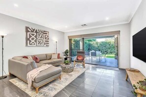 TV, offices - Modern & Stylish - 3BR Holiday Home (Albert Park)