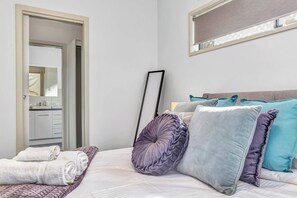 3 bedrooms, iron/ironing board, WiFi, bed sheets - Modern & Stylish - 3BR Holiday Home (Albert Park)