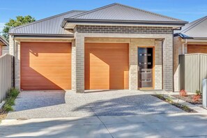 Exterior - Modern & Stylish - 3BR Holiday Home (Albert Park)