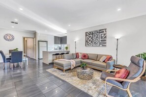 TV, offices - Modern & Stylish - 3BR Holiday Home (Albert Park)