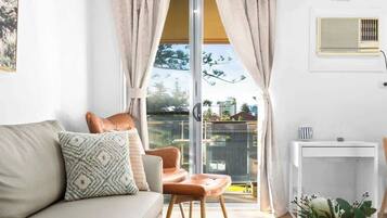 Una televisión, una oficina