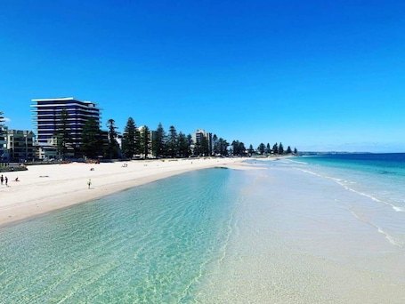 Beach. Coastal Bliss: 2BR Apartment in Glenelg