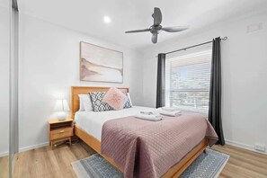 Tabla de planchar con plancha, wifi, ropa de cama