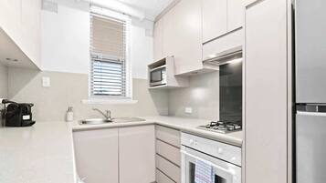 Frigorífico, microondas, horno y placa de cocina