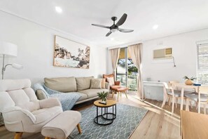 Una televisión, una oficina