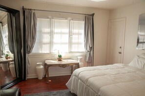 2 bedrooms, iron/ironing board, WiFi, bed sheets - Beautiful Resort in NoHo (Los Angeles)