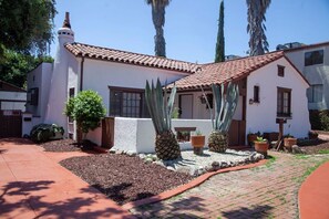 Exterior - Beautiful Resort in NoHo (Los Angeles)