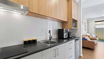 Mikrowelle, Herdplatte, Wasserkocher mit Kaffee-/Teezubehör, Toaster