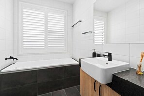 Regadera, secadora de cabello, toallas 