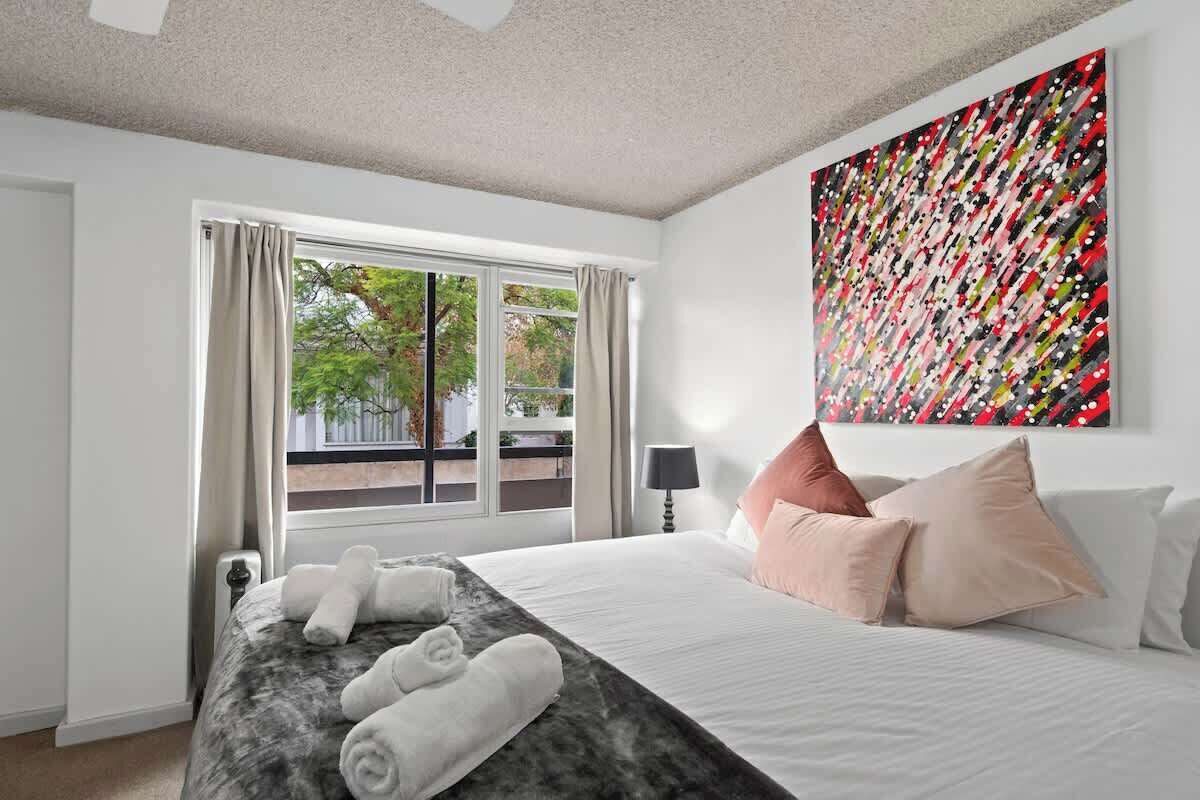 3 habitaciones, tabla de planchar con plancha, wifi y ropa de cama 