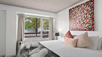 3 habitaciones, tabla de planchar con plancha, wifi y ropa de cama