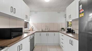 Frigorifero, microonde, forno, piano cottura