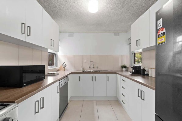 Fridge, microwave, oven, stovetop - North Adelaide View | 3BR & Free Parking (North Adelaide)