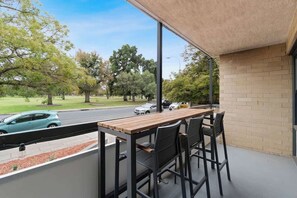 Outdoor dining - North Adelaide View | 3BR & Free Parking (North Adelaide)