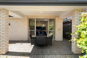 Outdoor dining - 4BR Holiday Home - Kurralta Park btw City and Sea (Kurralta Park)