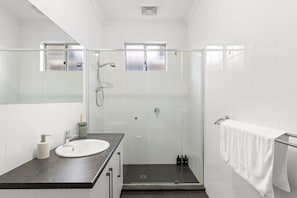 Shower, hair dryer, towels - 4BR Holiday Home - Kurralta Park btw City and Sea (Kurralta Park)