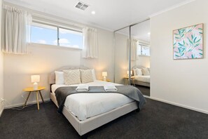 4 bedrooms, iron/ironing board, bed sheets - 4BR Holiday Home - Kurralta Park btw City and Sea (Kurralta Park)