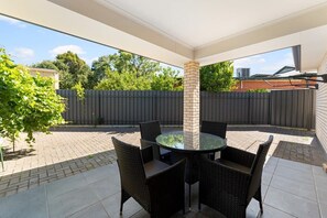Outdoor dining - 4BR Holiday Home - Kurralta Park btw City and Sea (Kurralta Park)