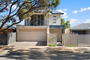 Exterior - 4BR Holiday Home - Kurralta Park btw City and Sea (Kurralta Park)