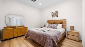 Tabla de planchar con plancha, wifi y ropa de cama