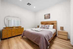 Iron/ironing board, WiFi, bed sheets - Stylish & Simple - 2BR Cottage at North Adelaide (North Adelaide)