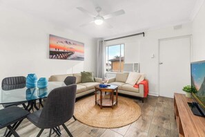 TV - Cozy City Fringe Hideaway with Free Parking (Mile End)