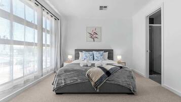 3 عدّة غرف نوم ومكواة/لوح كي وواي فاي وملاءات أسرّة