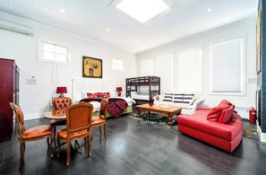 Living area - 2BD Room Near Hawkesbury River (Spencer)