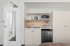 Private kitchen - Adelaide City Gem: CBD Retreat with Triple Singles (Adelaide)