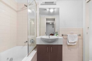 Shower, hair dryer - Cozy 2BR Apt CBD Wi-Fi Free Parking (Adelaide)