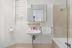 Shower, hair dryer - 1BR Apt in Gourge Chinatown CBD Free WiFi (Adelaide)