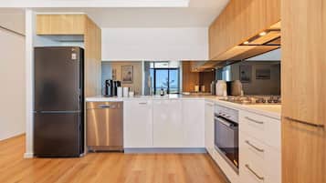 Réfrigérateur, micro-ondes, four, plaque de cuisson