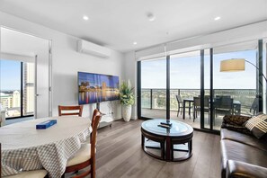 TV - Adelaide CBD Oasis - 2BR Realm Retreat - Level 25 (Adelaide)