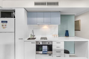 Réfrigérateur, micro-ondes, four, plaque de cuisson