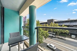 Outdoor dining - 1BR Apt in North Terrace Casino/Convention center (Adelaide)