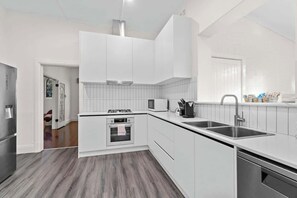 Kjøleskap, mikrobølgeovn, ovn og kokeplater