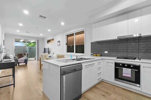 Kjøleskap, ovn, kokeplater og oppvaskmaskin