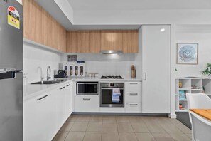 冰箱、微波炉、烤箱、炉灶