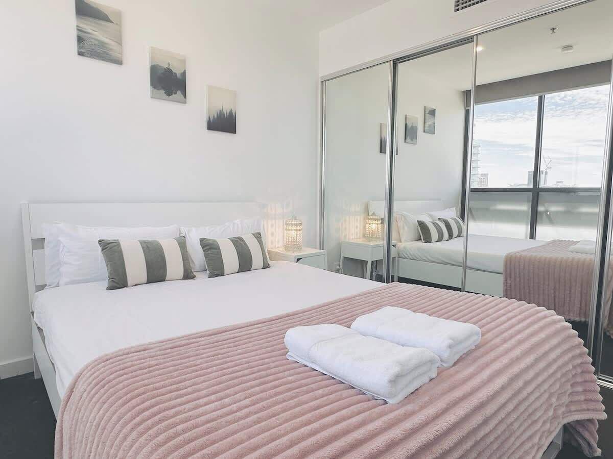 Charming 2 Br Apt Chinatown Pool Gym - Walkerville