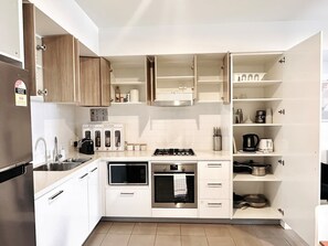 Frigorifero, microonde, forno, piano cottura