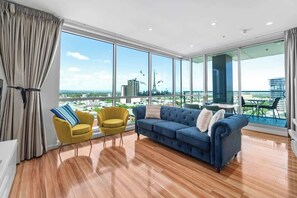 Living area - The cosy 2BR Apt CBD Retreat Chinatown (Adelaide)